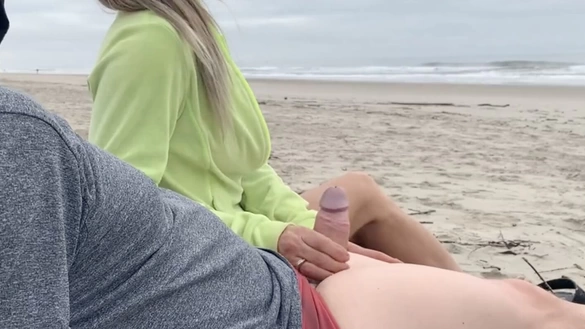 Beach Handjob Turned Into Quick Public Fuck!