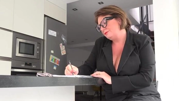Naked Amateur MILF Chats On The Phone While Teasing You!